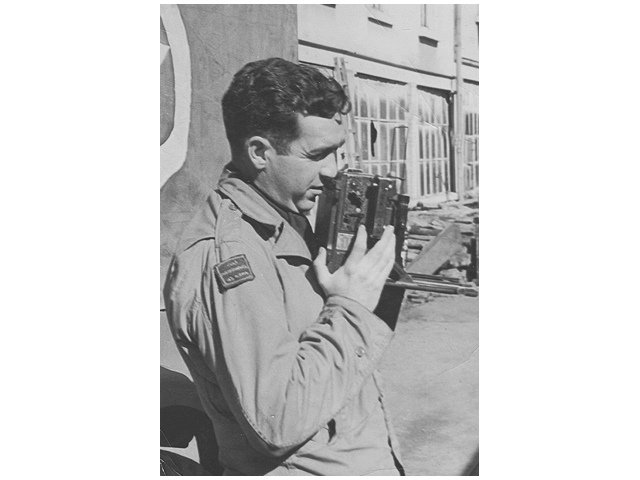 Speed Graphic PH-47 demonstrated - 3rd Signal Co. - 3rd Infantry Division WWII