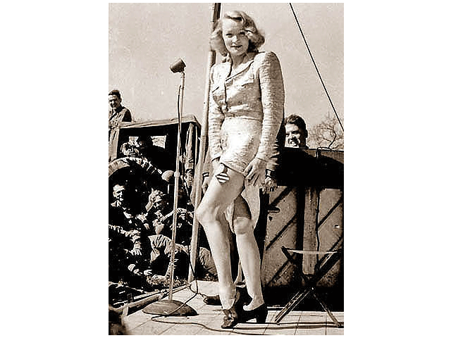 USO - Marlene Dietrich - Fuchstadt Germany April 1945
