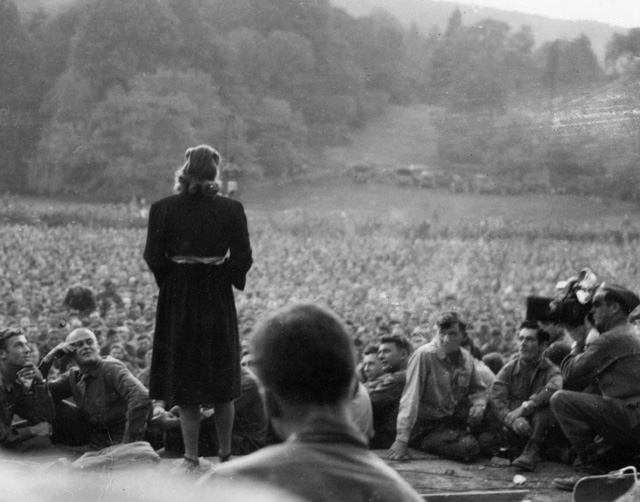 USO - Jack Benny, martha Tilton, Ingrid Bergman, Kassel, Germany 1945