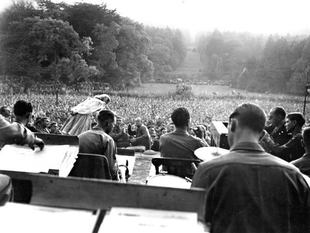 USO - Jack Benny, martha Tilton, Ingrid Bergman, Kassel, Germany 1945